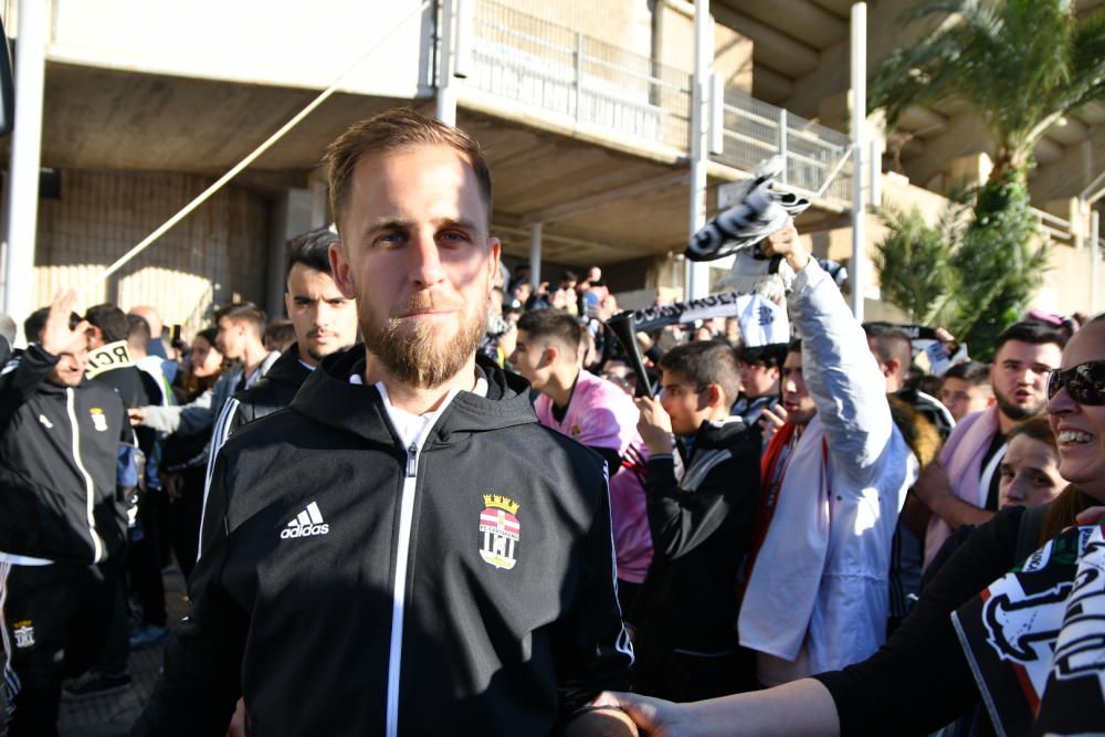 La afición del FC Cartagena despide a los jugadores antes del derbi