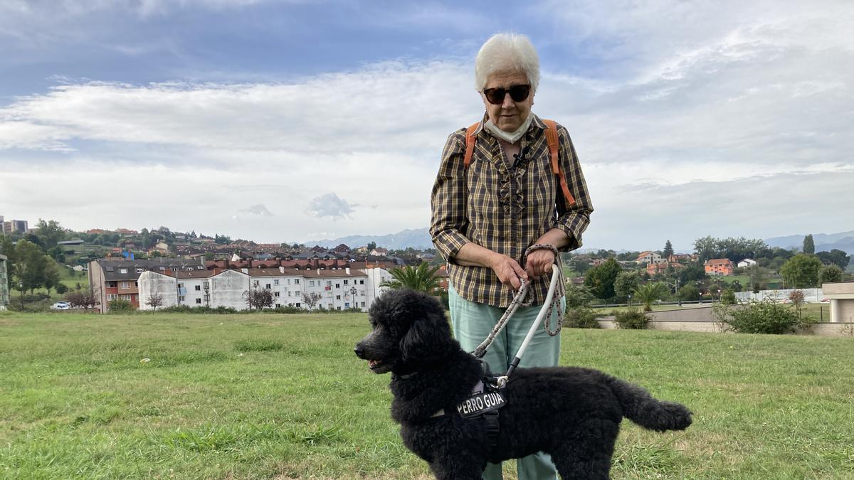 María Jesús Sanz y su perra guía Lisi