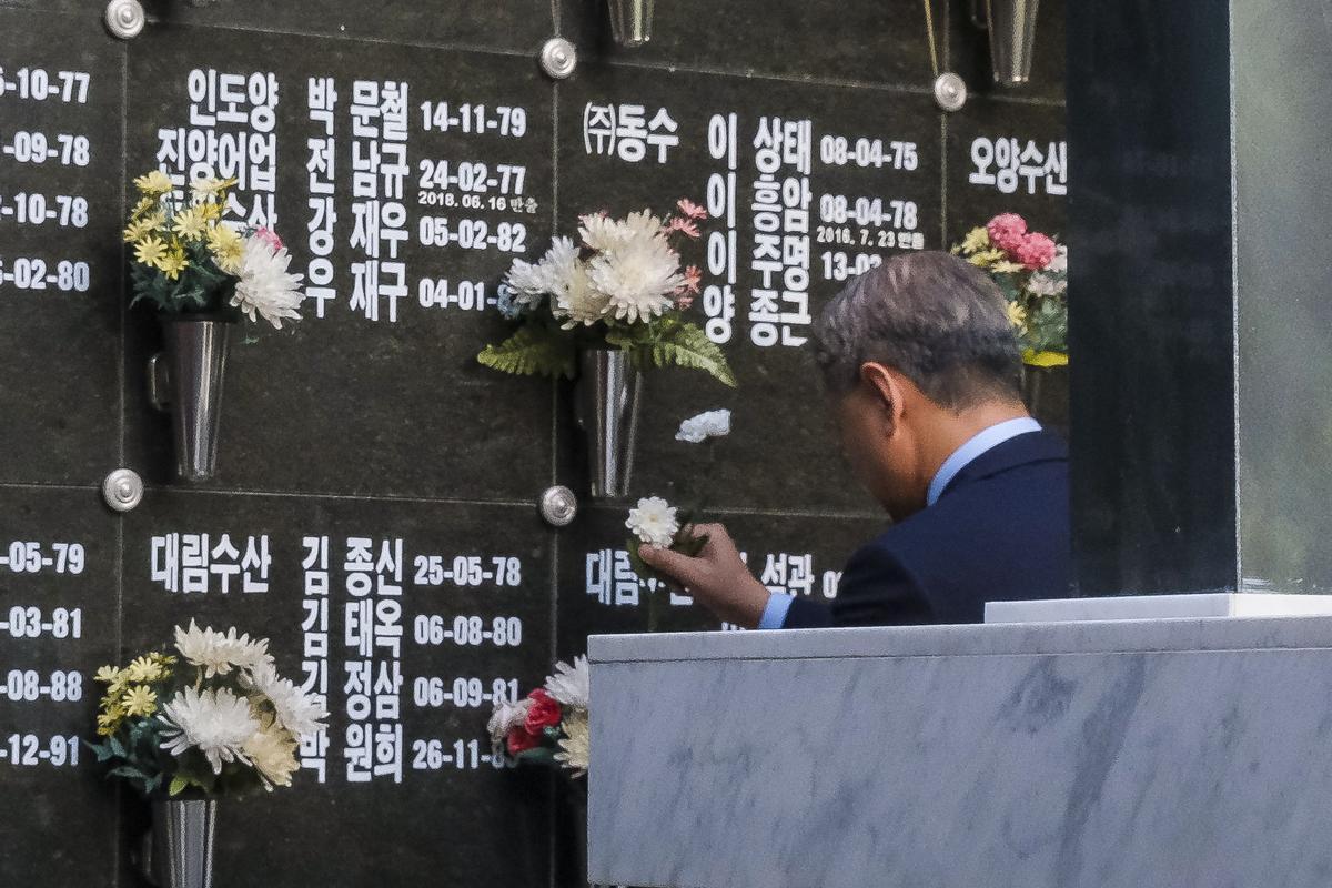 El embajador de Corea coloca flores en el panteón donde reposan los restos de los marinos fallecidos en la Isla