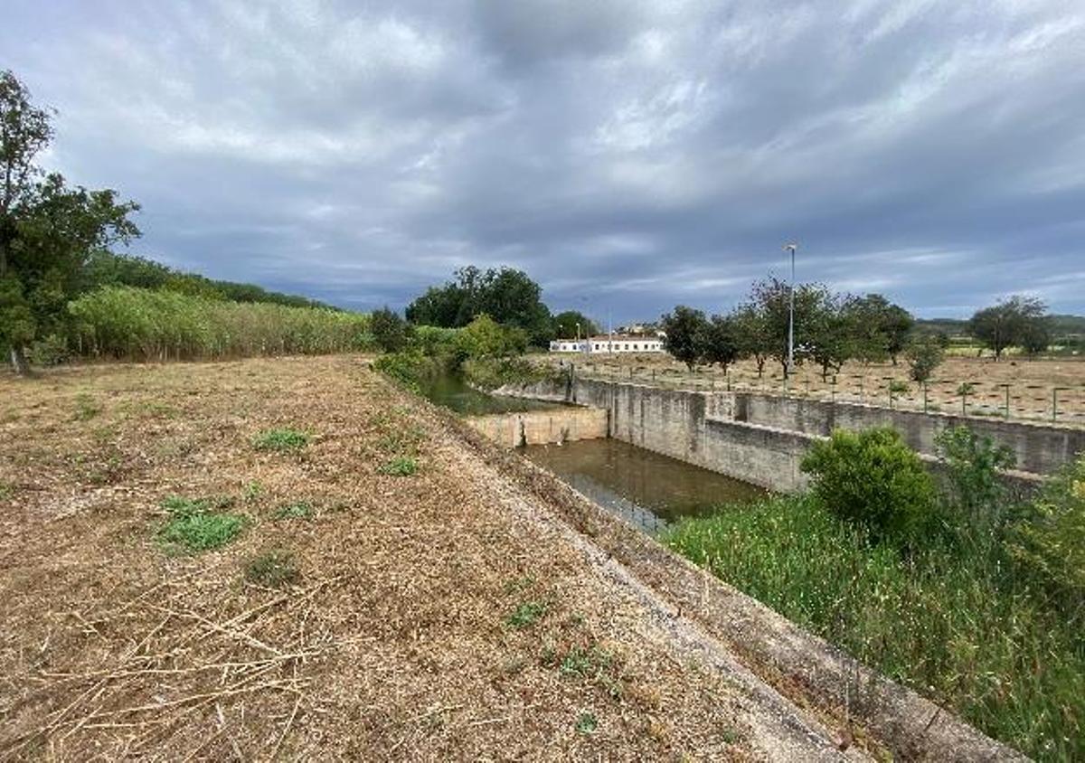 Vista del mur de separació entre el canal inoperatiu i la zona en funcionament de la presa