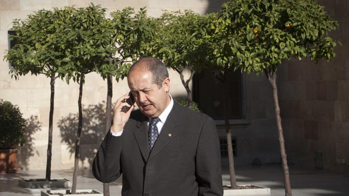 El 'conseller' de Interior, Felip Puig, habla por teléfono, el pasado 21 de febrero, en el Palau de la Generalitat.