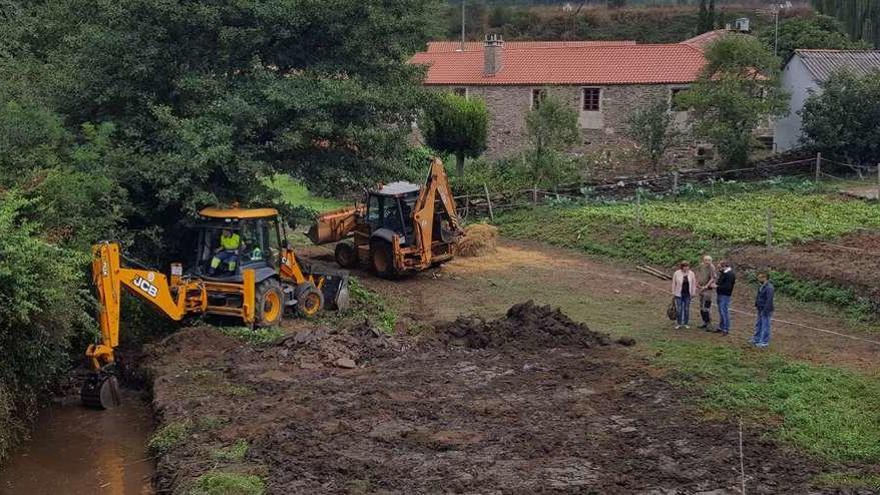 Dos retroexcavadoras acometen las obras de drenaje y limpieza del cauce fluvial.