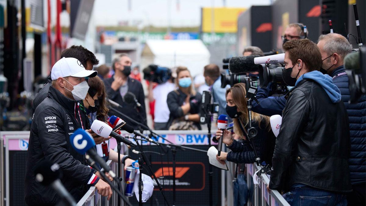 Bottas , hablando para la prensa en Zandvoort