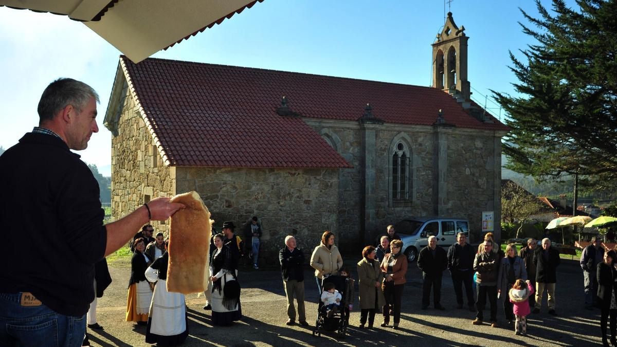 Imagen de archivo de cuando los vecinos organizaron "poxas" para restaurar el retablo de la iglesia.