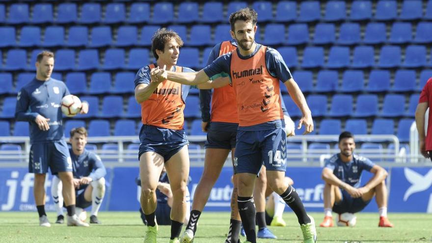 Raúl Cámara y Carlos Ruiz, en el entrenamiento de ayer desarrollado en el estadio Heliodoro Rodríguez López.