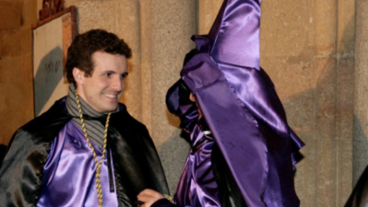 Pablo Casado, vestido de nazareno en la procesión de Ávila en una fotografía que el PP data en el &quot;2013 o 2014&quot;.