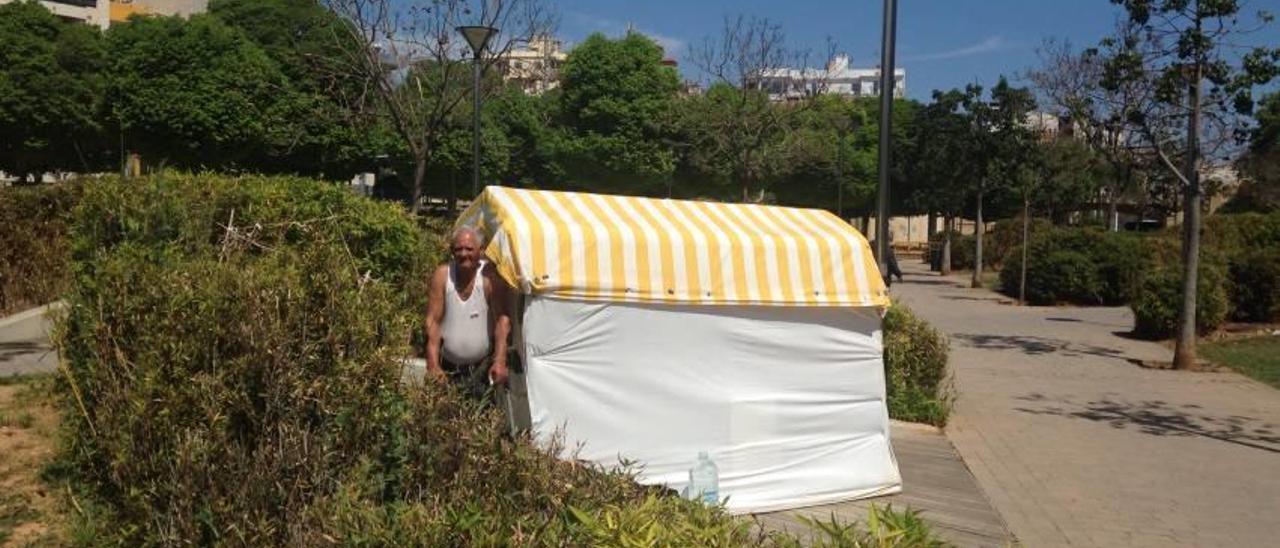 Ahmed vive en esta tienda de campaña que él mismo se ha montado en el parc de ses Estacions.