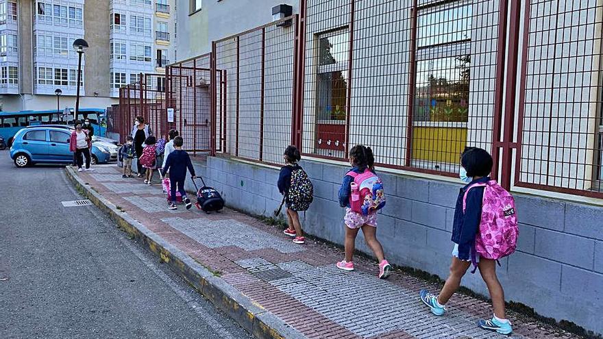 Escolares a la entrada de un colegio de Cambre. |   // LA OPINIÓN