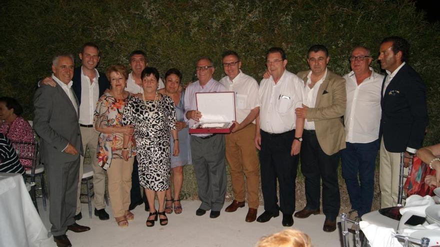 José María Alcaraz sostiene la placa que recibió en su homenaje.