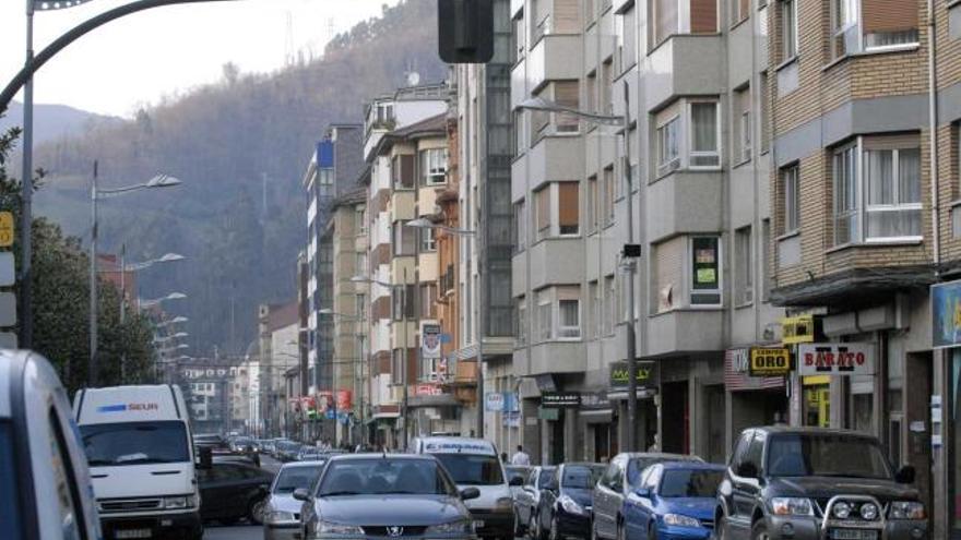 Vehículos transitan por la calle Numa Guilhou a la altura del semáforo controlado por el «foto-rojo».