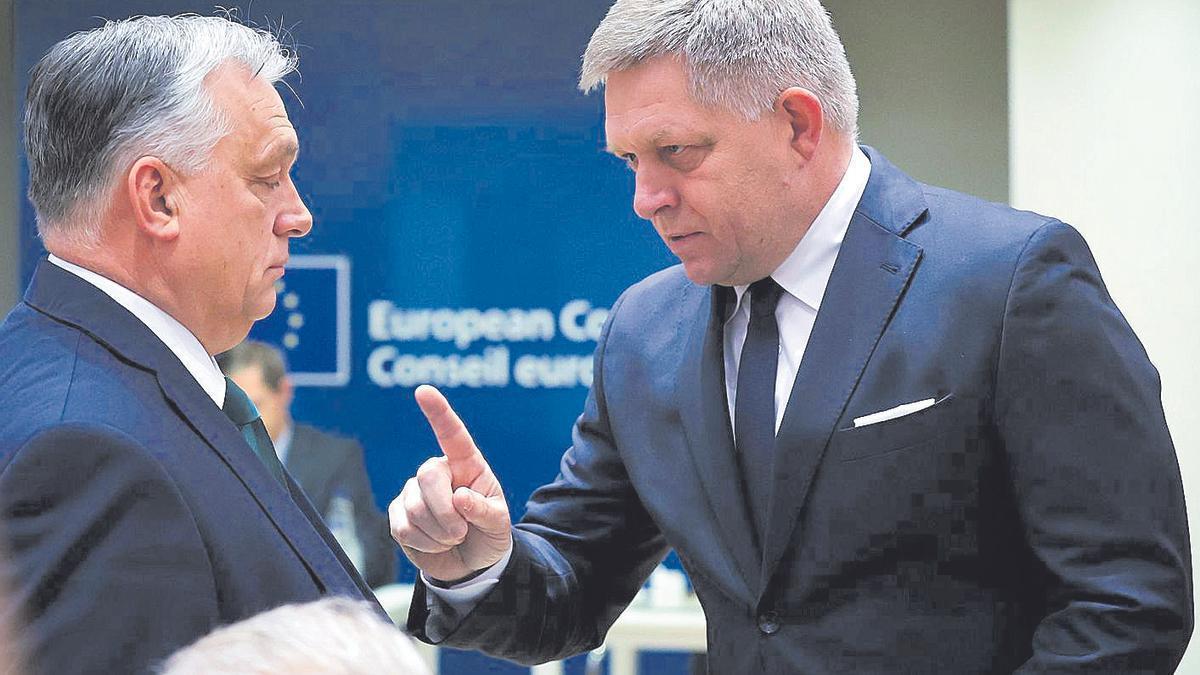 El primer ministro de Eslovaquia, Robert Fico (derecha) junto al presidente de Hungría, Víktor Orbán, en Bruselas.
