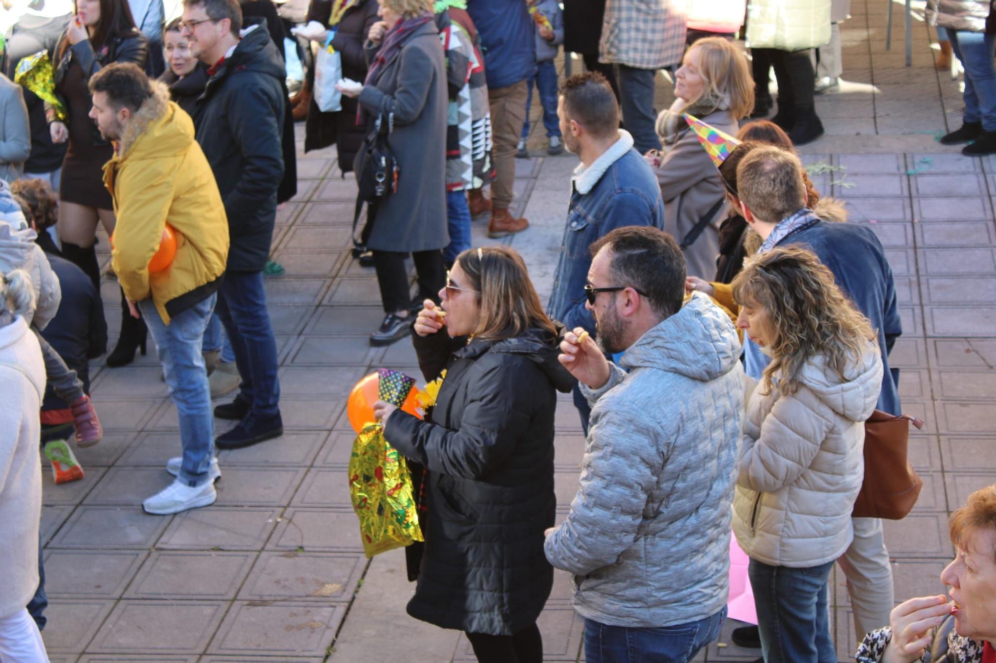 Así fue la Nochevieja anticipada en San Martín del Rey Aurelio: cientos de personas dieron la bienvenida al 2024 a las 12.25 del día 30