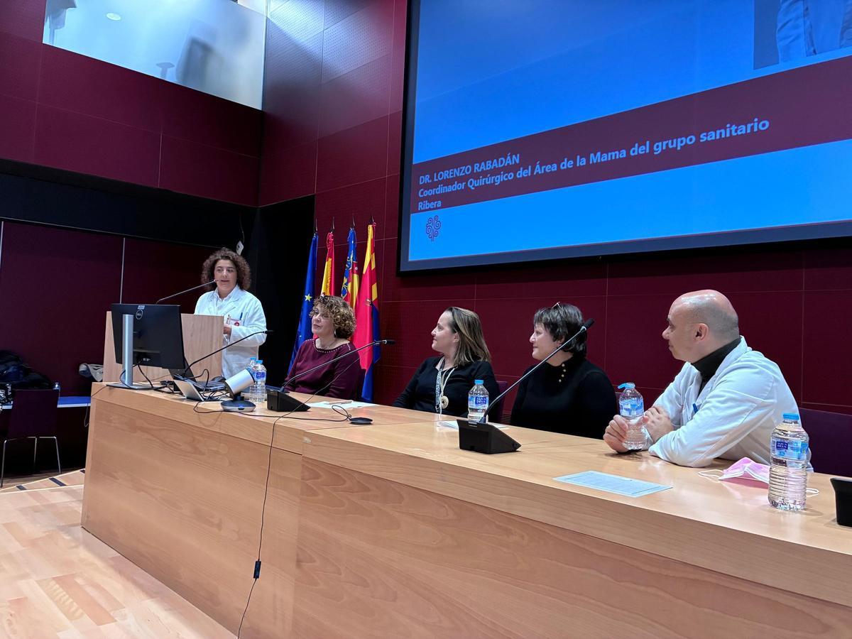 Responsables de la Unidad de Mama del Hospital del Vinalopó en Elceh y de la asociación Amacmec compartieron debate