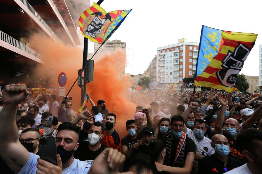 Manifestación de la Afición del Valencia contra Peter Lim