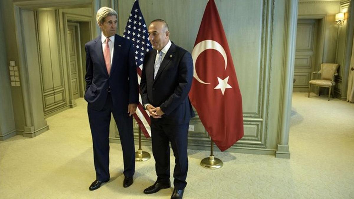 Cavusoglu, junto a su homólogo de EEUU, John Kerry, este miércoles, en Kuala Lumpur.