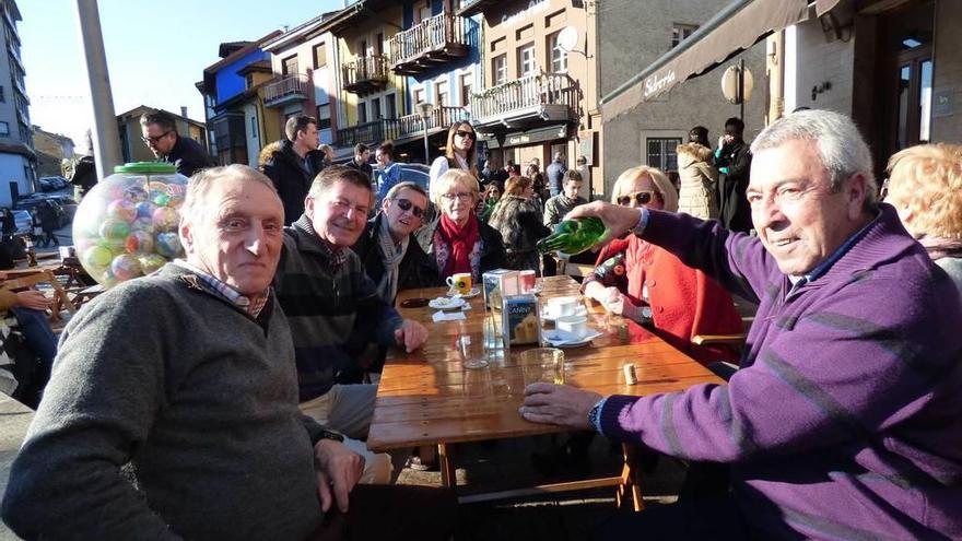 José García Fernández, Celso Vega, José María Casquero, Ana Marina Argüelles, Cuqui Magadi, Mari Carmen Magadi y José García Martínez, ayer, en una terraza de la plaza de Les Campes, en Pola de Siero, tomando unos culetes de sidra.