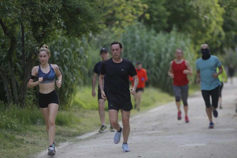 Deportistas en el Paseo Marítimo y en el Jardín del Turia de València