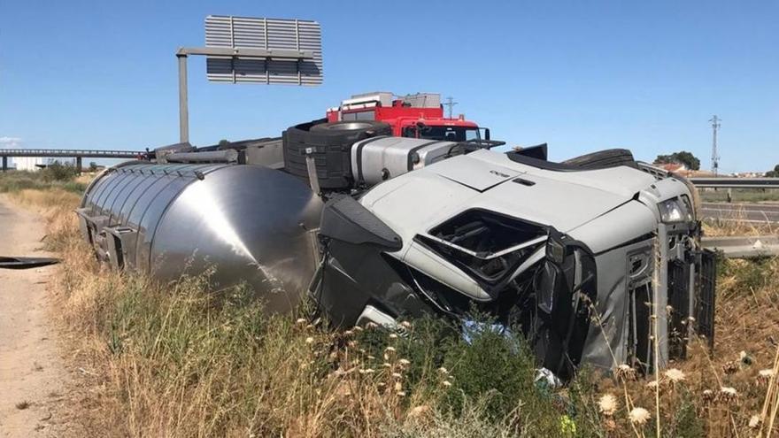 Un muerto y dos heridos en una colisión entre una grúa, un camión y un coche en la A2