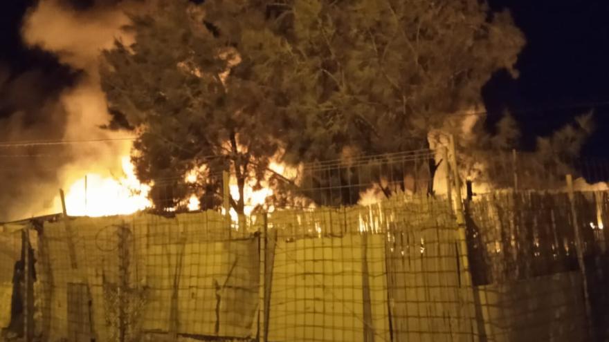 Un incendio alarma a los vecinos que llevan 22 años viviendo en los barracones de El Matorral