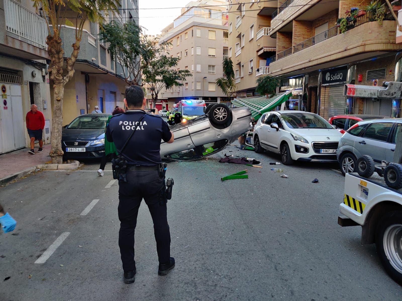 Tres heridos leves, siete coches con daños y una terraza destrozada en un aparatoso accidente en la calle Caballero de Rodas, en el centro de Torrevieja