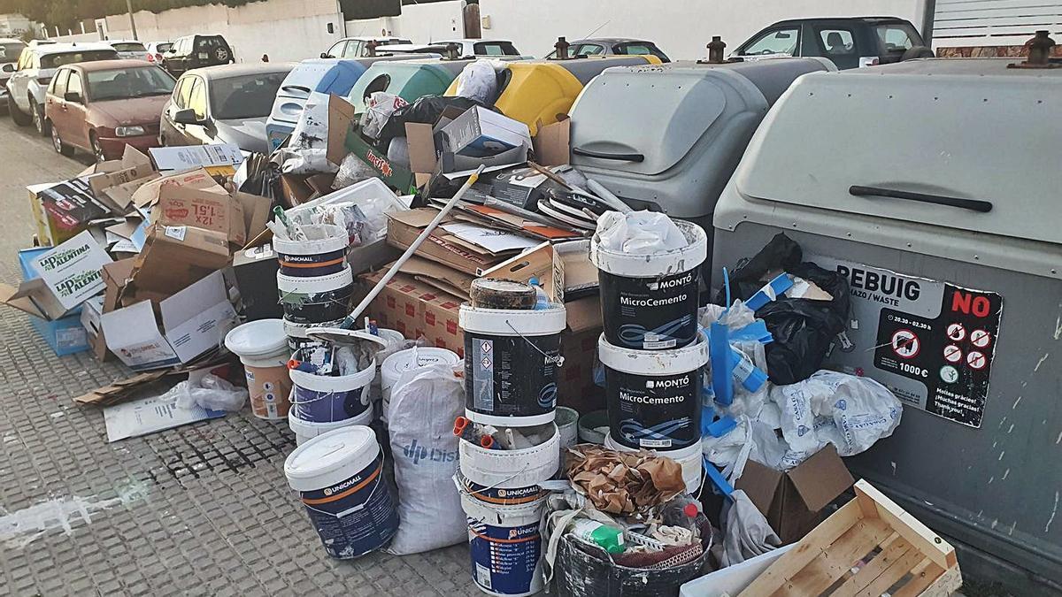 Acumulación de residuos fuera de los contenedores en una calle de Santa Gertrudis. | AYTO. SANTA EULÀRIA