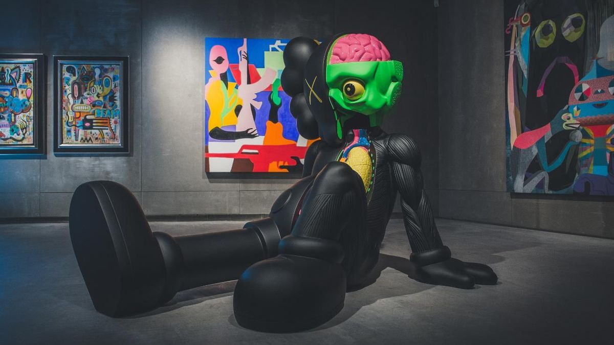 'Companion', de KAWS, la marca del artista Brian Donnelly, un 'art toy' a gran escala en la exposición permanente de SOLO Contemporary.