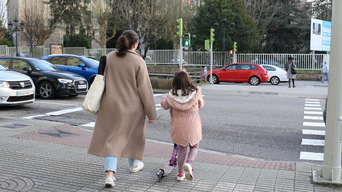 Una mujer pasea con su hija