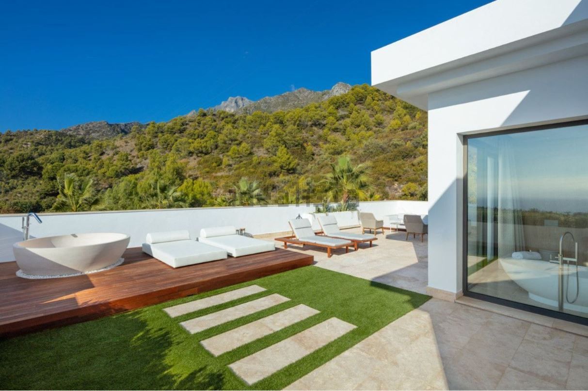 Vivienda valorada en 27,5 millones de euros y ubicada en una de la comunidades cerradas más prestigiosas de Marbella (Málaga): Cascada de Camoján, en las estribaciones de Sierra Blanca. Tiene 9 habitaciones y casi 2.500 m2.