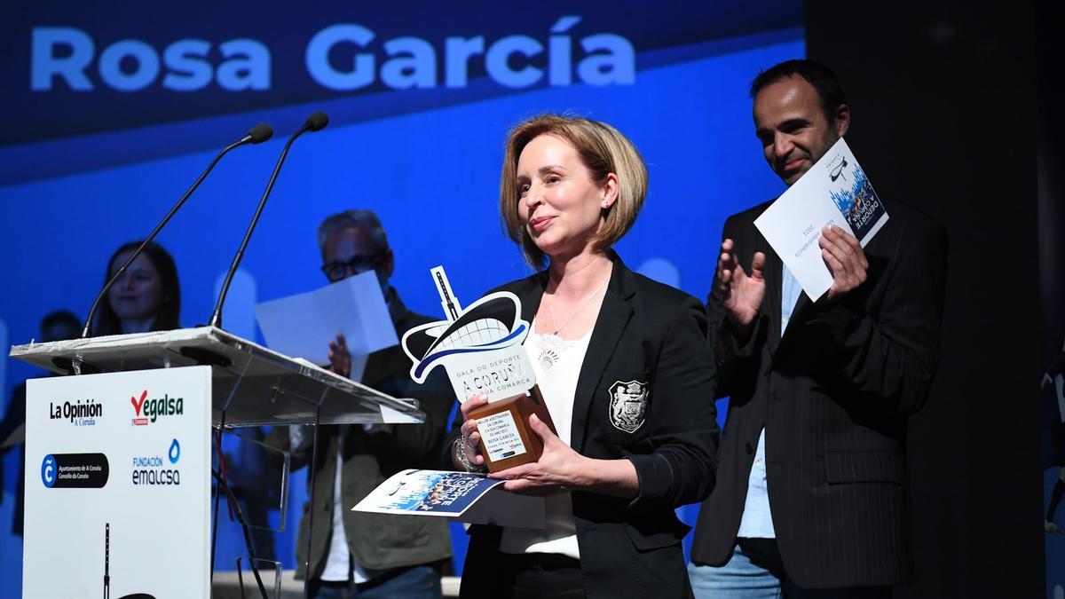 Rosa García, del Club Patinaje Maxia, recibe el premio a Mejor Entrenadora.