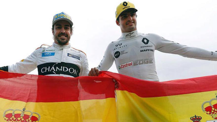 El gesto de patriotismo de Fernando Alonso y Carlos Sainz tras el Gran Premio de España en Montmeló.