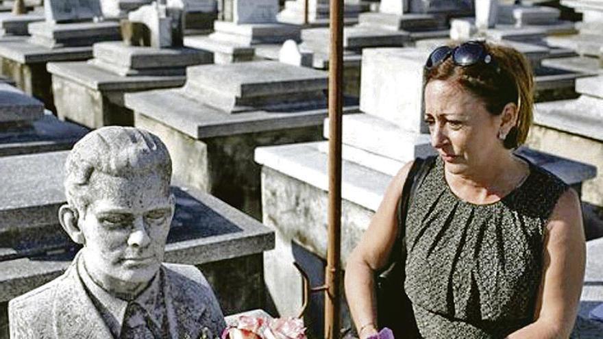 Patricia Gutiérrez Menoyo, en la tumba de su padre, en La Habana.