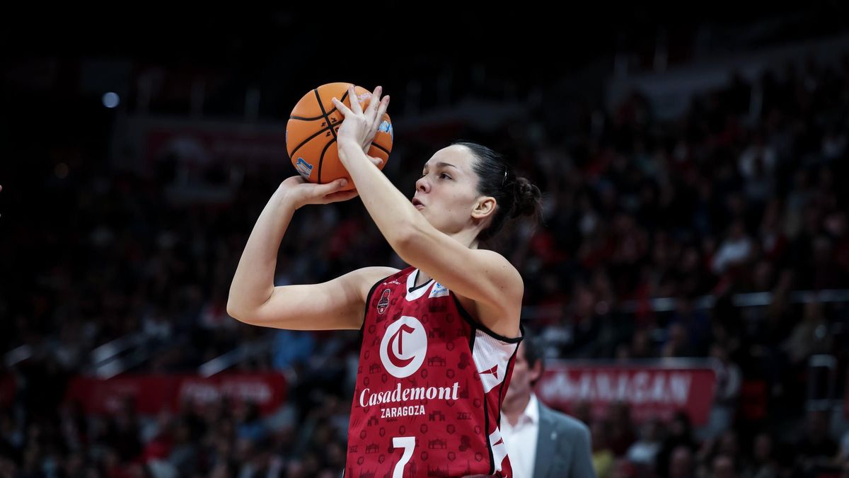 Melisa Brcaninovic realiza un tiro, durante un partido con el Casademont Zaragoza