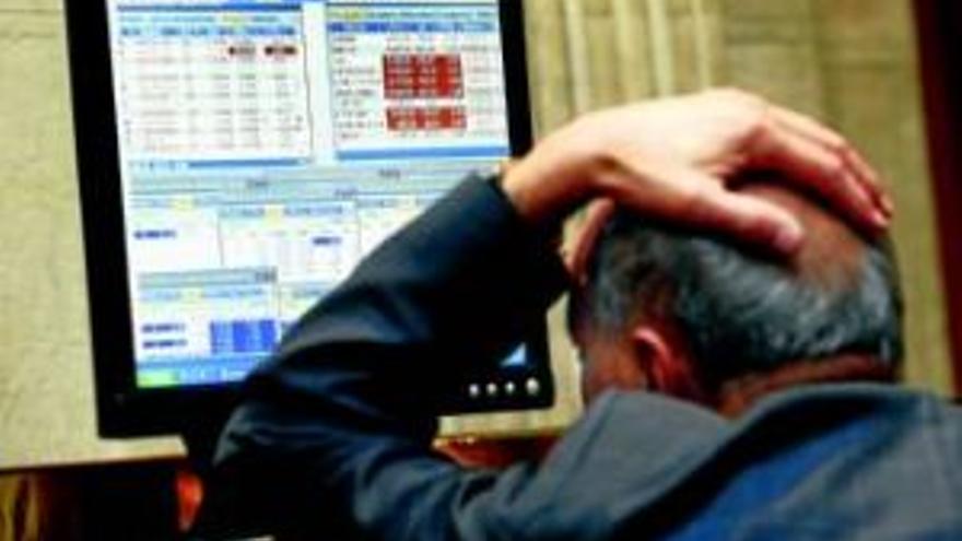 El Ibex 35 cae el 5,45% ante las dificultades de liquidez de la banca