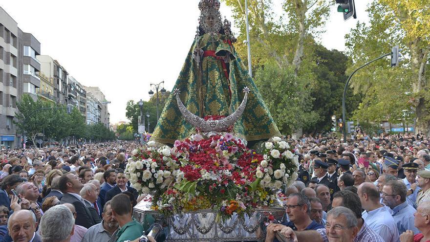 Firmas para que la Morenica siga pasando por Algezares