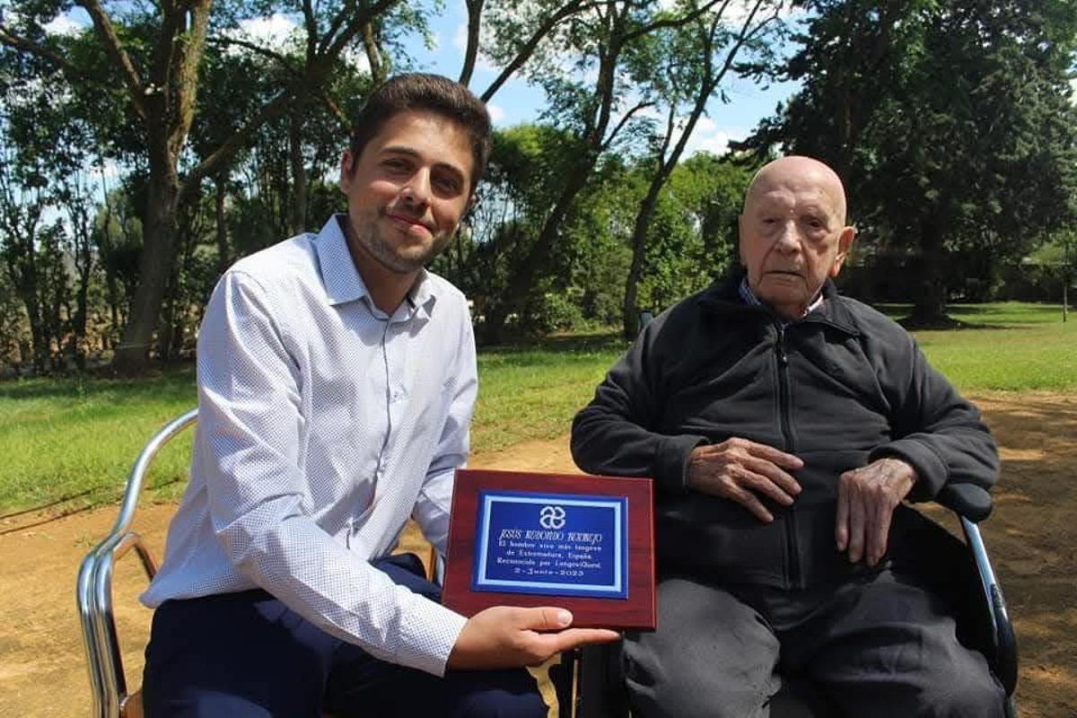 Jesús Redondo recibe una placa conmemorativa de 'Extremeños Centenarios'