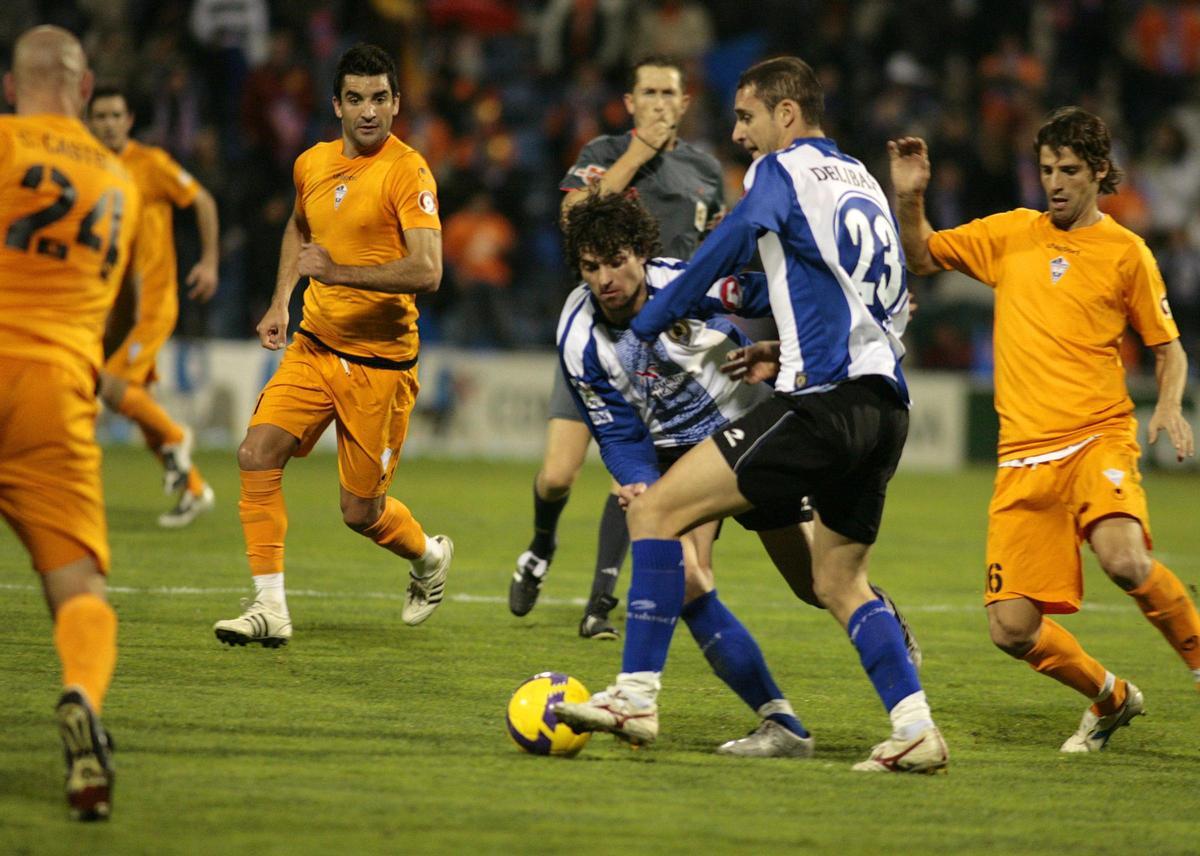 Tote y Delibasic, con Rubén Torrecilla a su lado, durante un derbi contra el Alicante CF en el Rico Pérez.