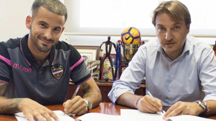 Rubén y Quico, firmando el nuevo contrato.