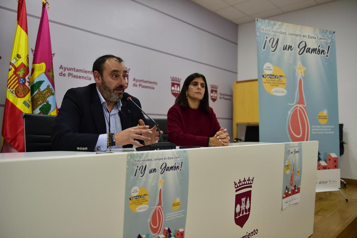 El comercio del centro de Plasencia ofrece jamones por compras esta Navidad.