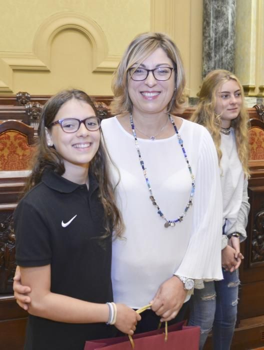 El concejal de Culturas José Manuel Sande y el alcalde Xulio Ferreiro reciben en el Ayuntamiento a los deportistas.