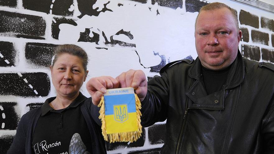 Igor Shakn e Iryna Eysmont señalan con un banderín de Ucrania su lugar en el mapa.