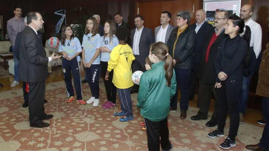 Abel Caballero, con representantes de algunos equipos participantes, ayer en Alcaldía. // Alba Villar