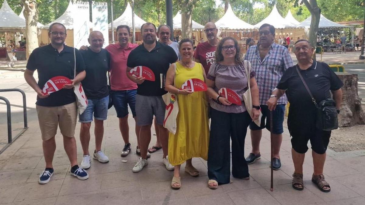 El diputado Nahuel González, junto a regidores e integrantes del colectivo de Xàtiva Unida, en la Fira d'Agost.
