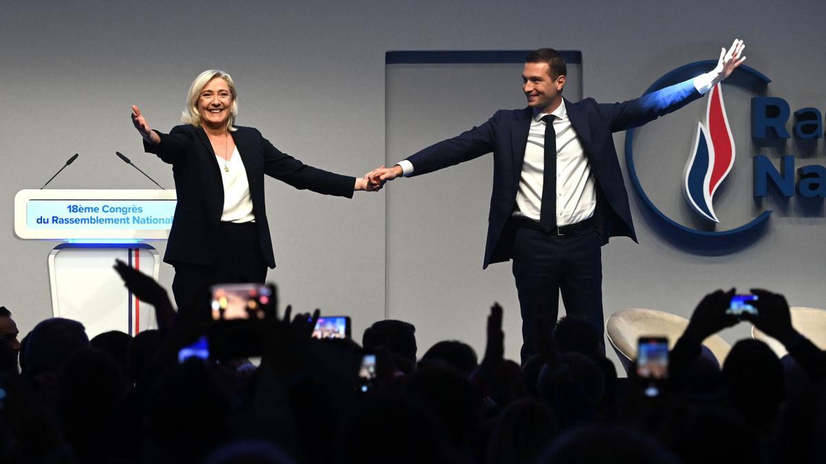 El recién elegido presidente de Reagrupación Nacional, Jordan Bardella, y la hasta ahora líder, Marine Le Pen, en el congreso celebrado en París este sábado.