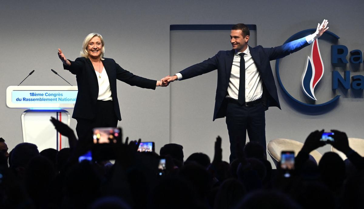 El recién elegido presidente de Reagrupación Nacional, Jordan Bardella, y la hasta ahora líder, Marine Le Pen, en el congreso celebrado en París este sábado.