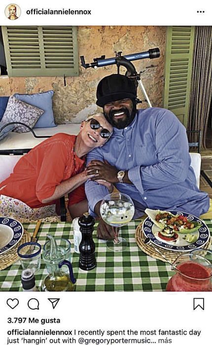 Annie Lennox, la vocalista del grupo británico Eurythmics, disfrutó de unos días en su casa de Esporles. Allí compartió mesa con el músico Gregory Porter, a quien fue a ver a su concierto en Port Adriano el pasado 21 de julio