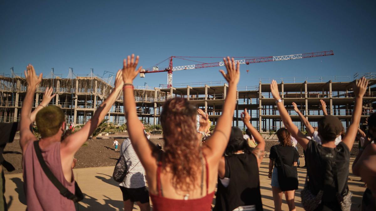 Manifestación contra el hotel de lujo de Viqueira en La Tejita.