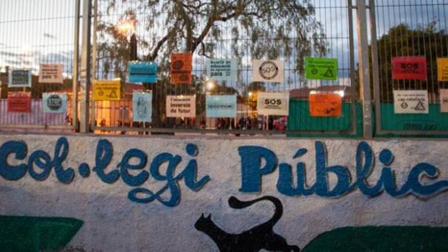 Pancartas de protesta en uno de los colegios donde se prevé eliminar aulas de valenciano.