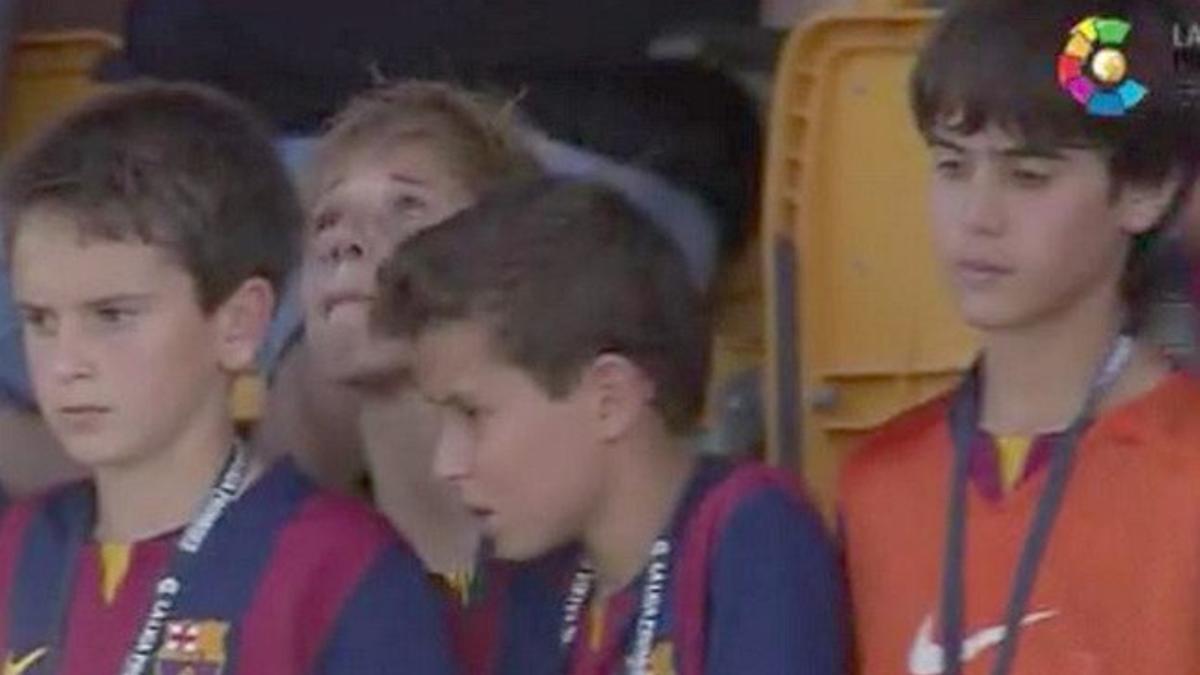 La tristeza de los jugadores del Barça al recoger las medallas al segundo clasificado