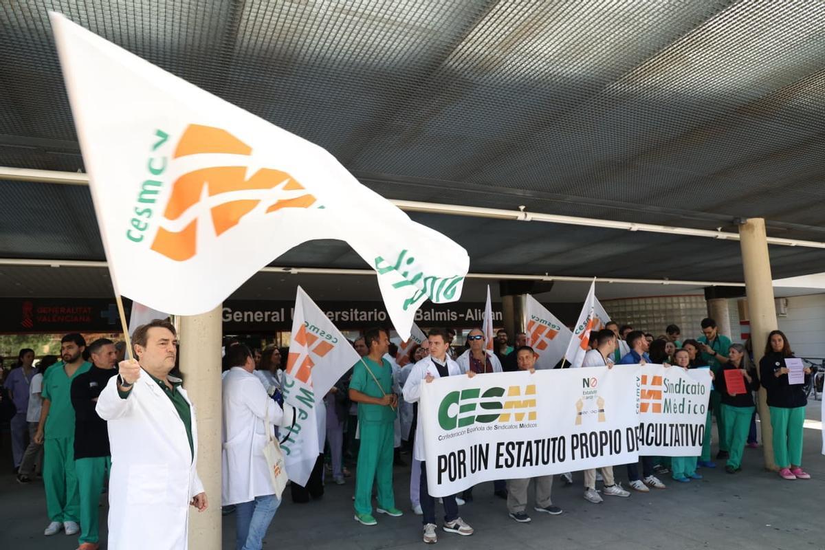 Concentración con motivo de la nueva huelga de médicos ante el Hospital General de Alicante