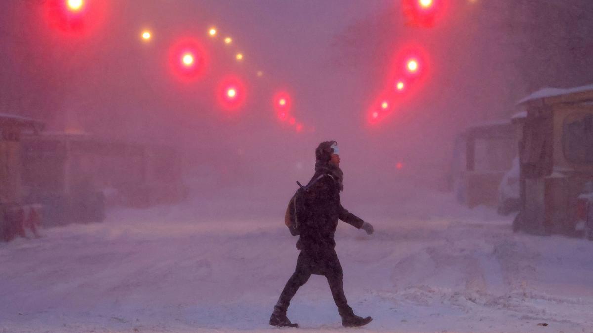 Un hombre camina bajo la nieve en Manhattan, Nueva York